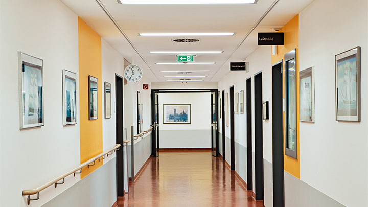 Pasillos de Clínica Asklepios Barmbek iluminados por Philips Lighting