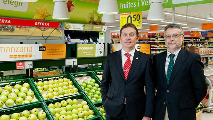 D. Emilio Bermell - Jefe del área de organización, obras e instalaciones posa delante de las frutas en los supermercados Consum, Valencia