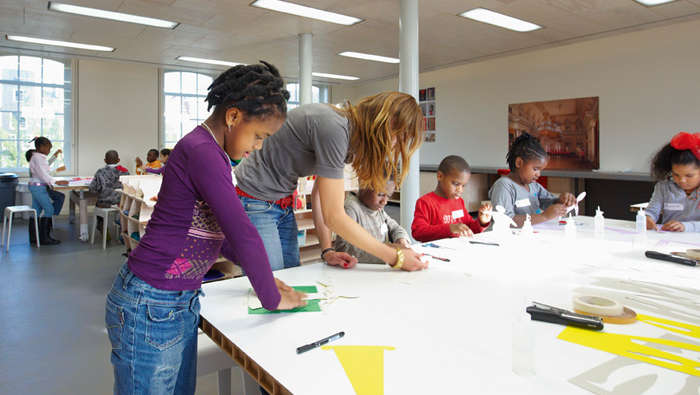 Alumnos en un taller de un aula del Hermitage (Ámsterdam) iluminados mediante soluciones de eficiencia energética de Philips 