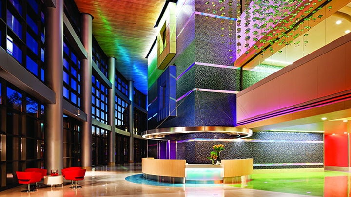 La zona de recepción del hospital infantil de Phoenix iluminado por Philips Lighting