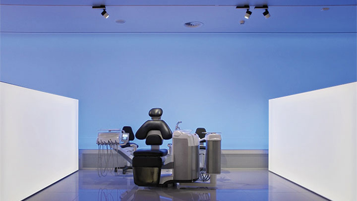 Las luces para superficie de Philips iluminan la exposición de Planmeca creando una atmósfera impresionante y con eficiencia energética