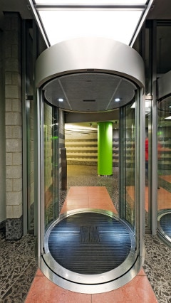  La entrada de Provinzial Rheinland Versicherung AG utiliza soluciones de iluminación modernas gracias a Philips 