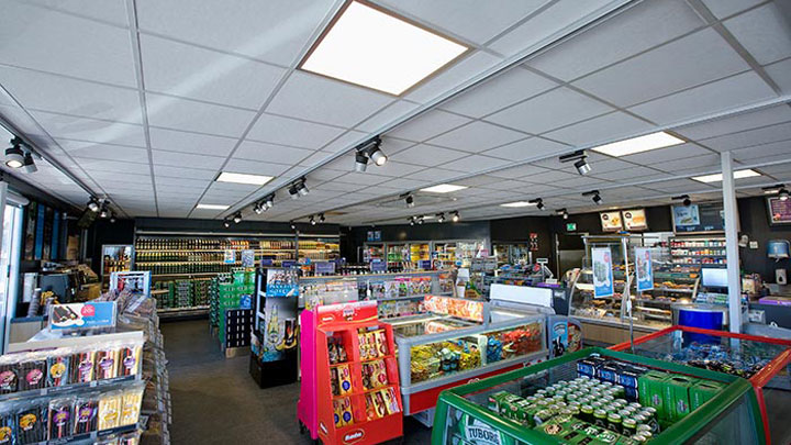 Los productos de iluminación para gasolineras de Philips cubren el techo de la tienda Q8 Qvik to go