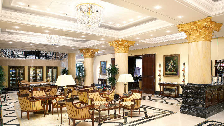 El vestíbulo del Hotel Ritz-Carlton iluminado con arañas por Philips Lighting