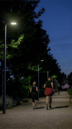 Personas corriendo alumbradas por iluminación de Philips en Rivas