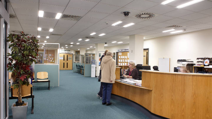 Recepción del Consejo de distrito de Sedgemoor iluminado con lámparas LED de bajo consumo de Philips Lighting