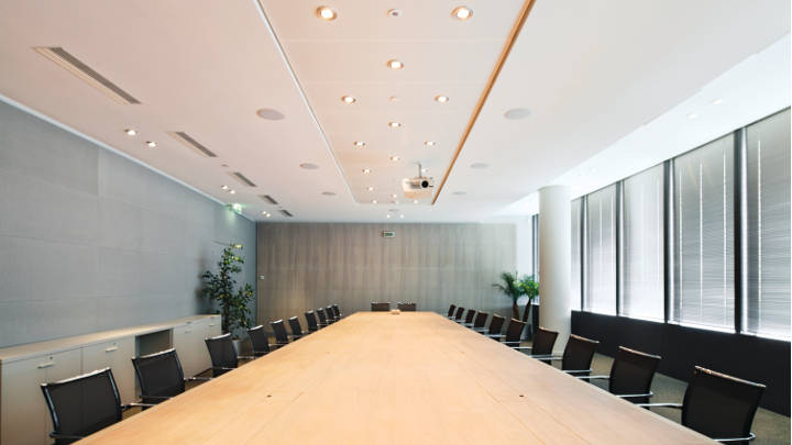 Sala de reuniones de la oficina de Tour Sequana, alumbrada con soluciones de iluminación de oficinas de Philips que reducen el consumo de energía