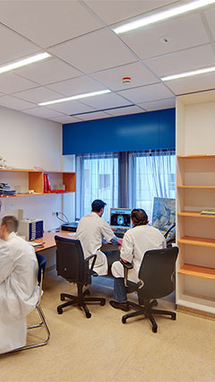 Personal trabajando bajo la iluminación de eficiencia energética del hospital en esta oficina del UMCG