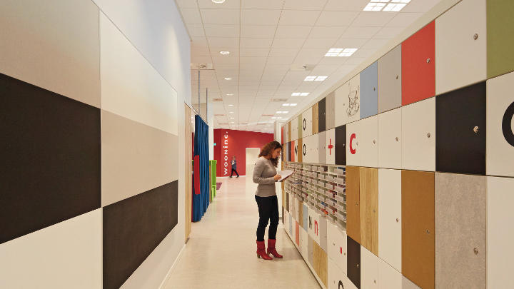 El pasillo de Wooninc iluminado con Philips Lighting
