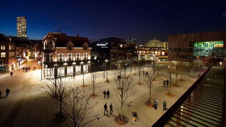 Iluminar una plaza con iluminación para exteriores de Philips