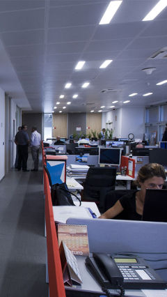 Los empleados trabajan de forma eficiente con la iluminación LED de bajo consumo de Philips Lighting en E.ON España