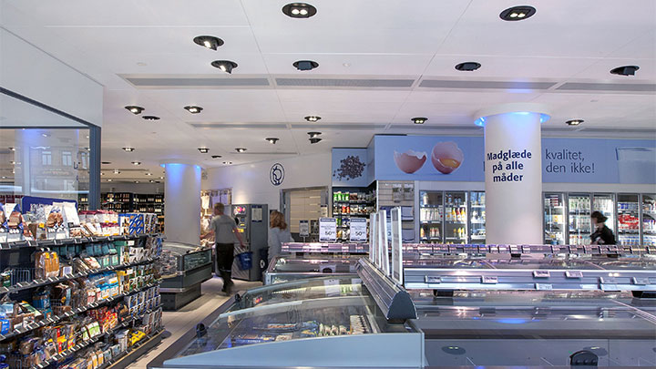 Productos en el expositor en Irma (Copenhague) iluminados con soluciones de iluminación que ahorran energía para supermercados de Philips 