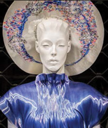 Maniquí con un vestido azul cuyo color se realza con las tonalidades de LED de Philips