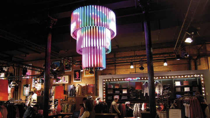 Tienda de moda alumbrada con iluminación Philips AmbiScene