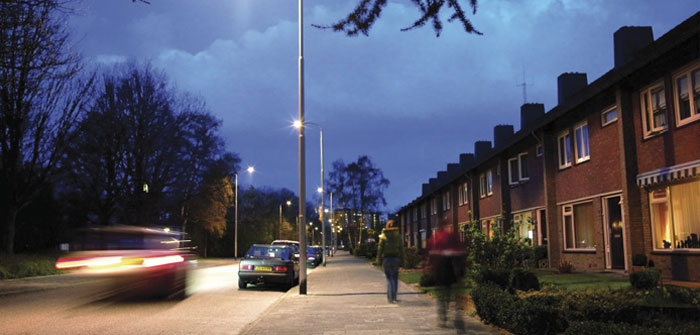Coches en una calle eficazmente alumbrada con luz blanca de Philips
