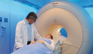 Un doctor prepara a un paciente para un examen mediante IRM