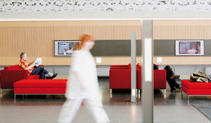 Entorno enriquecido en la sala de espera de un hospital con iluminación sostenible para el cuidado de la salud de Philips