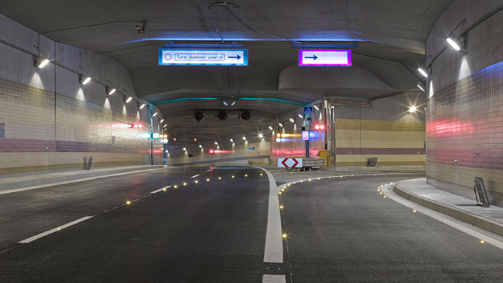 Las luces LED de señalización complementan las señales de tráfico y de advertencia para mejorar la circulación y la seguridad.