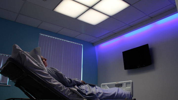 La iluminación de habitaciones de pacientes HealWell de Philips Lighting respeta el ritmo del sueño y favorece la recuperación.