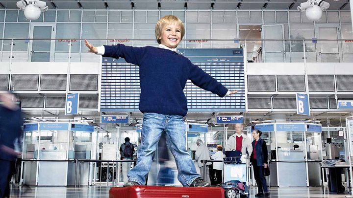 Niño jugando en una terminal de aeropuerto bien iluminada