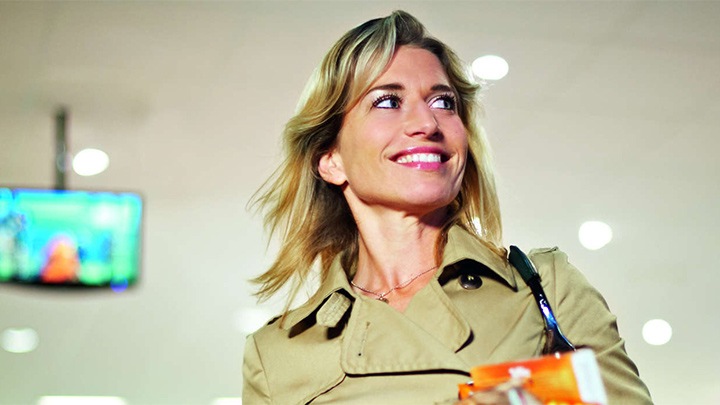 Clienta satisfecha y sonriente en el pasillo de una tienda 24 horas. 