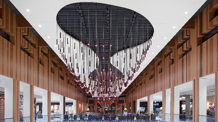 Espacio luminoso con las luminarias gestionadas mediante el sistema de control Philips Dynalite - experiencia de compras