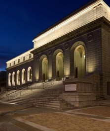Edificio municipal iluminado con sistemas de iluminación arquitectónica en color blanco