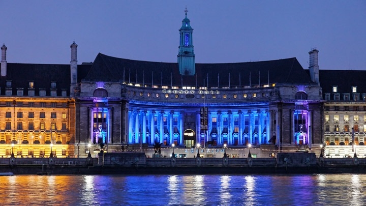 Edificio moderno con la fachada intensamente iluminada en rojo y azul
