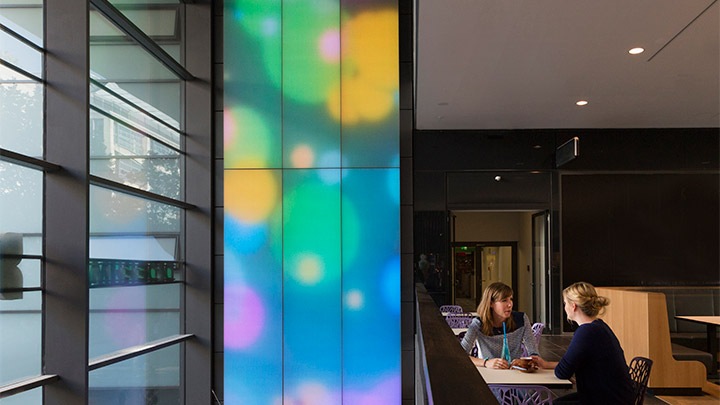 Centro comercial de Dresde utiliza Luminous Textile para atraer a los compradores - conversión de ventas en tiendas