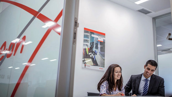 Personas trabajando en una oficina - optimiza los espacios con sensores y controles inalámbricos integrados