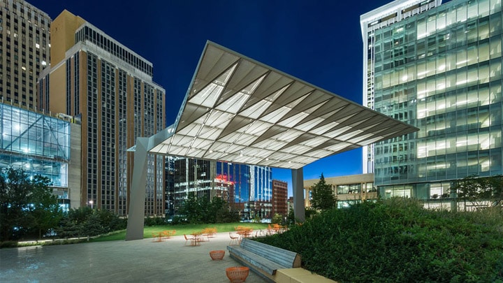 Iluminación de ambiente en SandRidge Commons, Oklahoma City, Oklahoma, EE. UU. | Iluminación de espacios abiertos urbanos