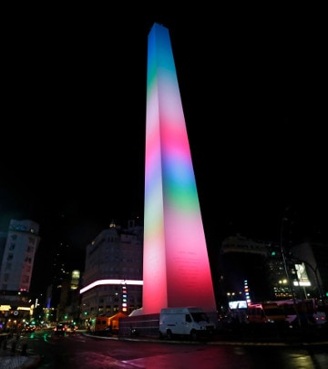 Alrededor del Obelisco, se colocaron seis columnas de iluminación con ocho proyectores cada una, equipadas con luminarias ColorReach Compact Powercore Gen 2, y comandadas por un controlador iPlayer 3.