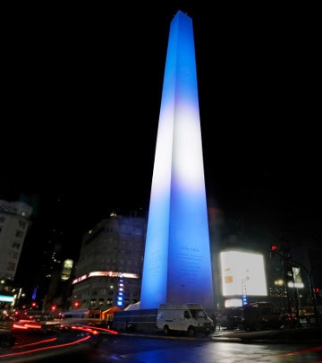 Se utilizaron 48 luminarias con 16 millones de colores disponibles para iluminar la estructura en el panorama nocturno.