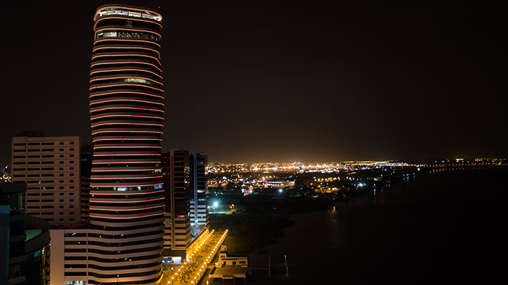 The Point, el primer edifcio en Ecuador y el segundo en Suramérica en tener una iluminación arquitectónica.