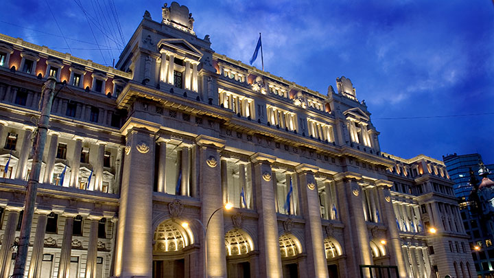 Philips instaló un sistema de iluminación que respeta y caracteriza el Palacio de Justicia. 