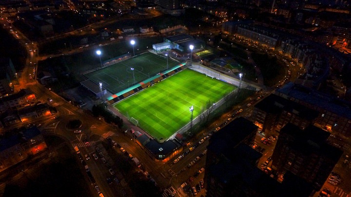 Nueva iluminación para el campo La Florida del Club Portugalete. Un juego nuevo gracias al sistema PerfectPlay de Philips Lighting. Este novedoso sistema de alumbrado ha cambiado el día a día del club de fútbol