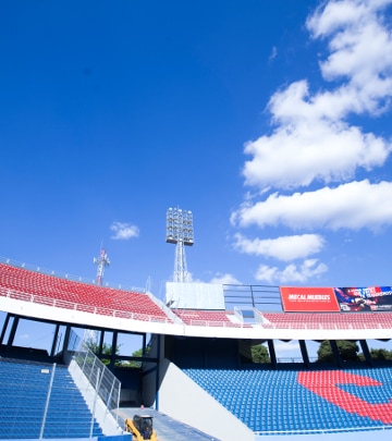 La solución de iluminación incluye también el destaque de la arquitectura para convertir al estadio en un ícono urbano. La iluminación dinámica con cambio de color incluye 32 proyectores de LED de la línea VAYA HP RGB de Philips, distribuidos en las cuatro caras de cada torre de iluminación