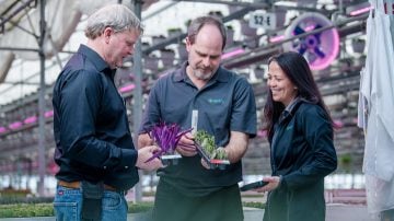 Con el apoyo del equipo de Signify, formado por el jefe de cuentas clave e ingeniero de aplicaciones, Jolly Farmer hace el cambio a los LED de Philips